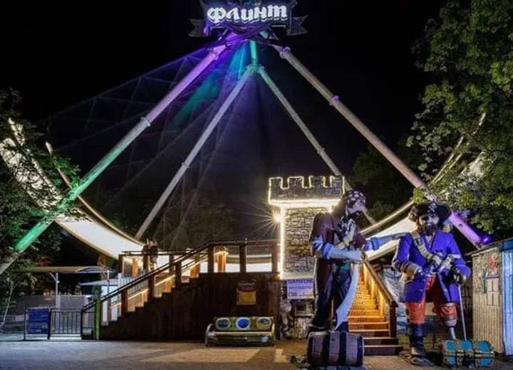 Корабль Флинта в парке Ривьера