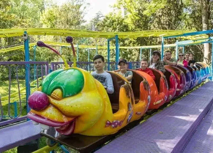 Гусеница в парке Ривьера